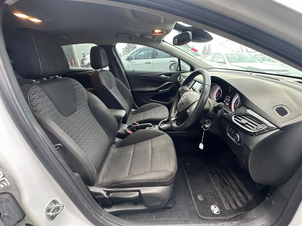 Holden Astra 2018 White Auto Petrol