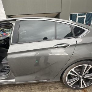 HOLDEN COMMODORE ZB 10/2017-12/2020 LEFT REAR DOOR WINDOW HATCHBACK