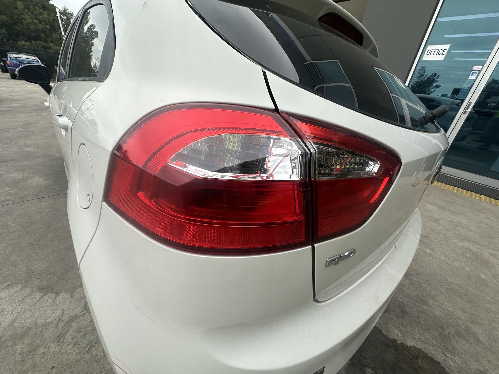 KIA RIO UB 08/2011-11/2016 LEFT SIDE REAR GARNISH TAILGATE LAMP 5DR HATCH