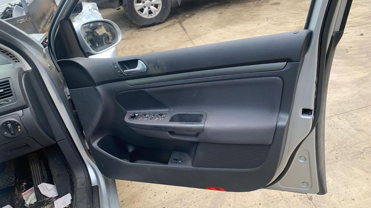 Dimensions: Volkswagen Jetta 2005-2010 vs. Toyota Yaris 2010-2014