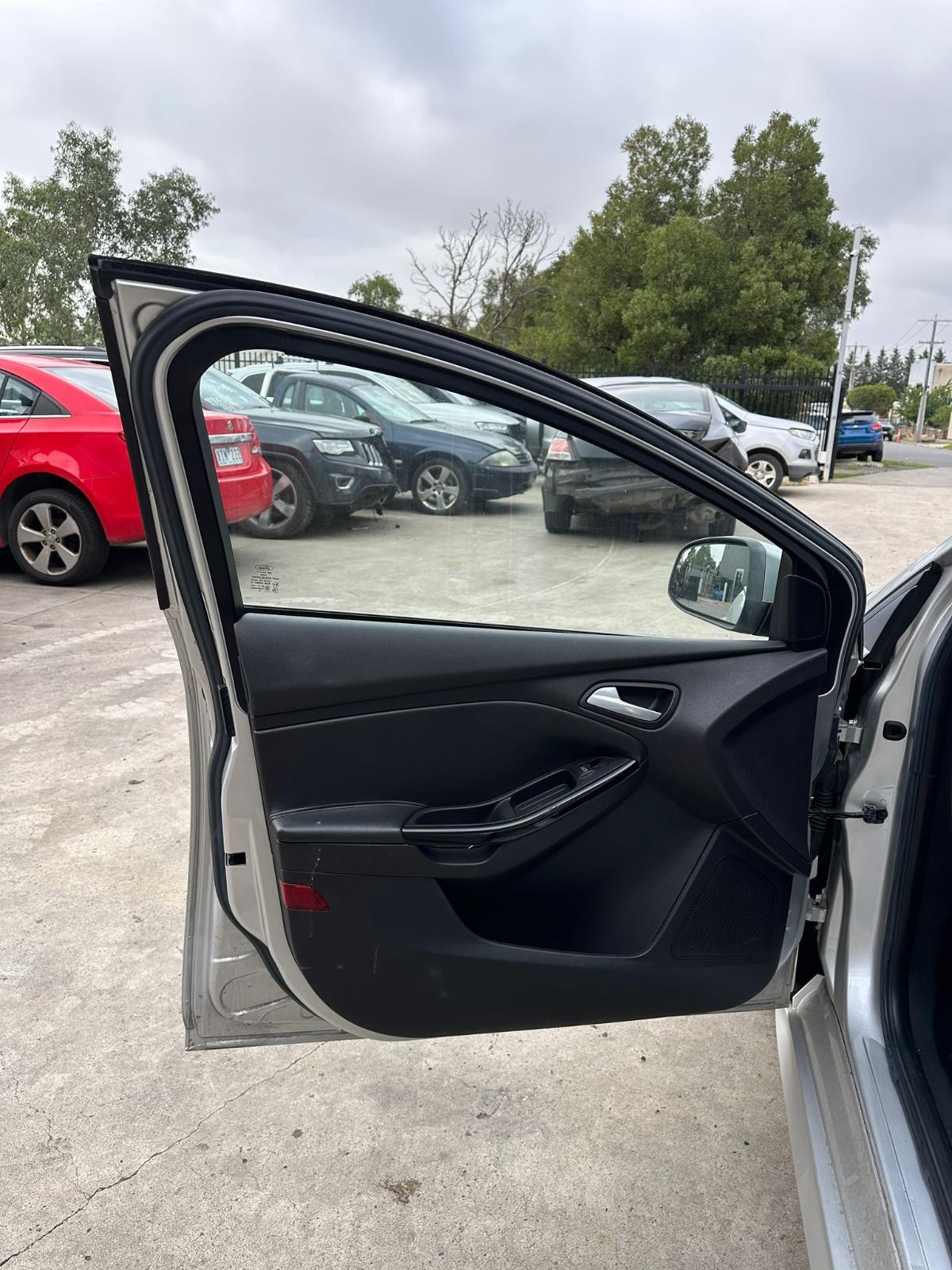 FORD FOCUS LW 05/2011-08/2015 LEFT FRONT DOOR TRIM SPORT/TITANIUM