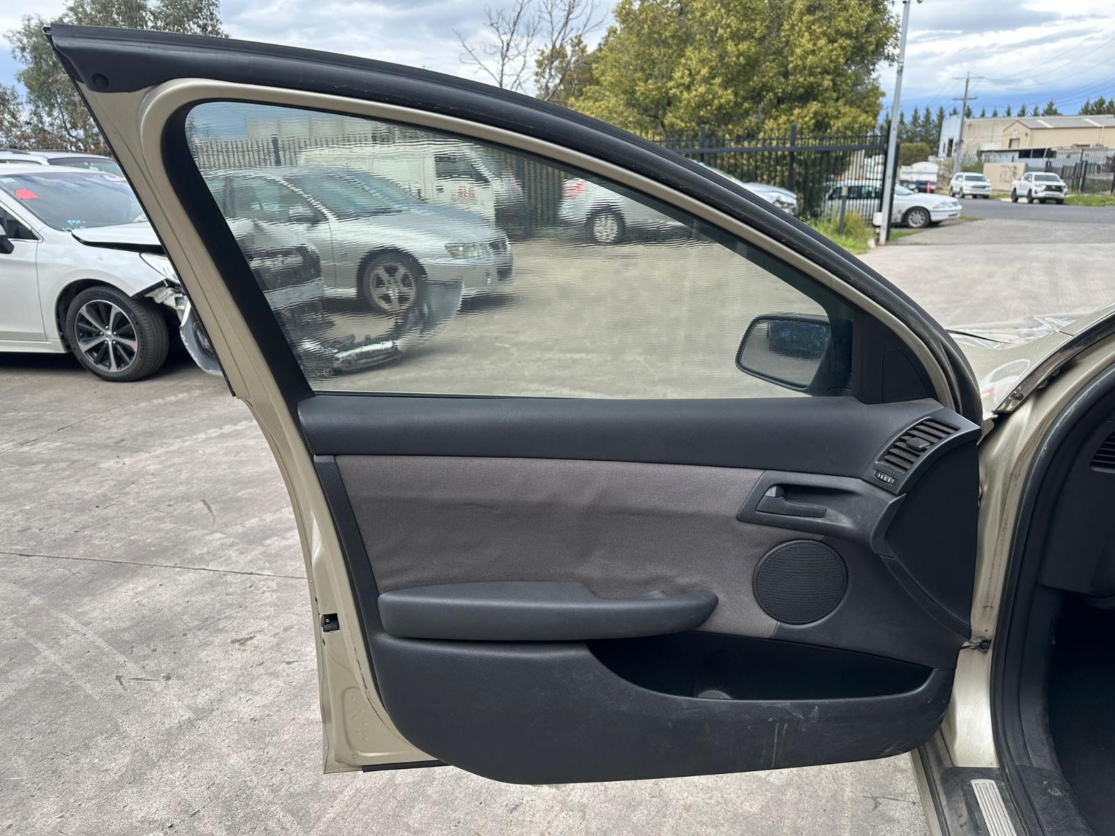 HOLDEN COMMODORE VE 08/2006-05/2013 LEFT FRONT INNER DOOR HANDLE BLACK