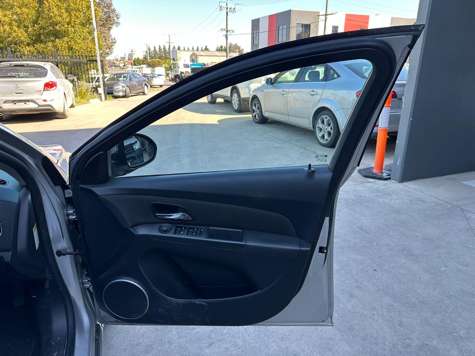 HOLDEN CRUZE JH 03/2011-01/2017 RIGHT FRONT DOOR TRIM CLOTH CD/EQUIPE SEDAN