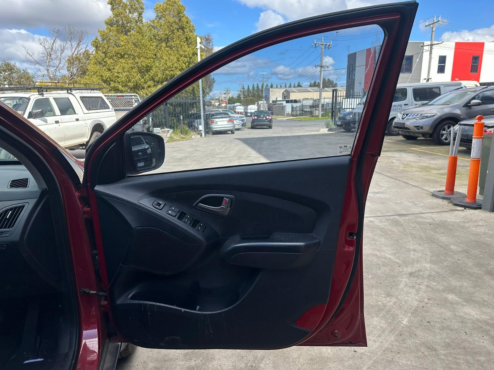 HYUNDAI IX35 LM SERIES 11/2009-01/2016 RIGHT FRONT DOOR TRIM CLOTH FWD