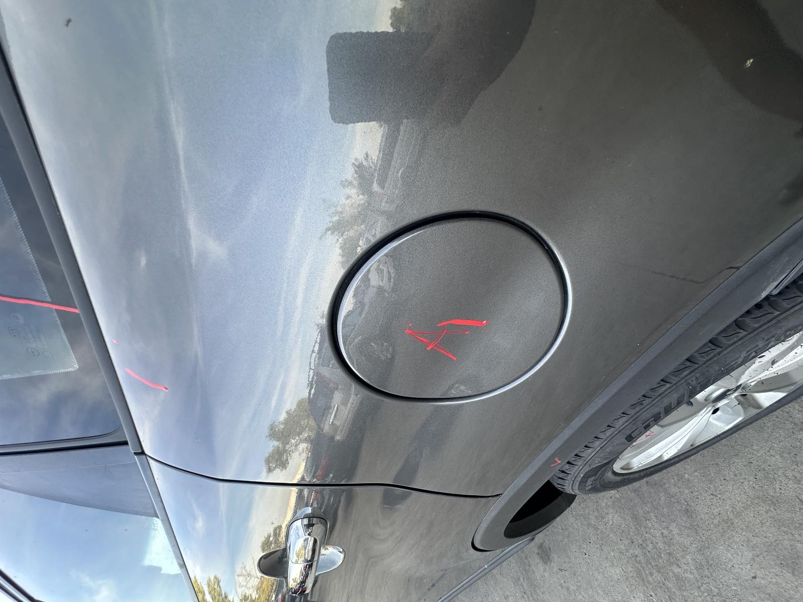 KIA SORENTO XM 10/2009-12/2014 FUEL DOOR