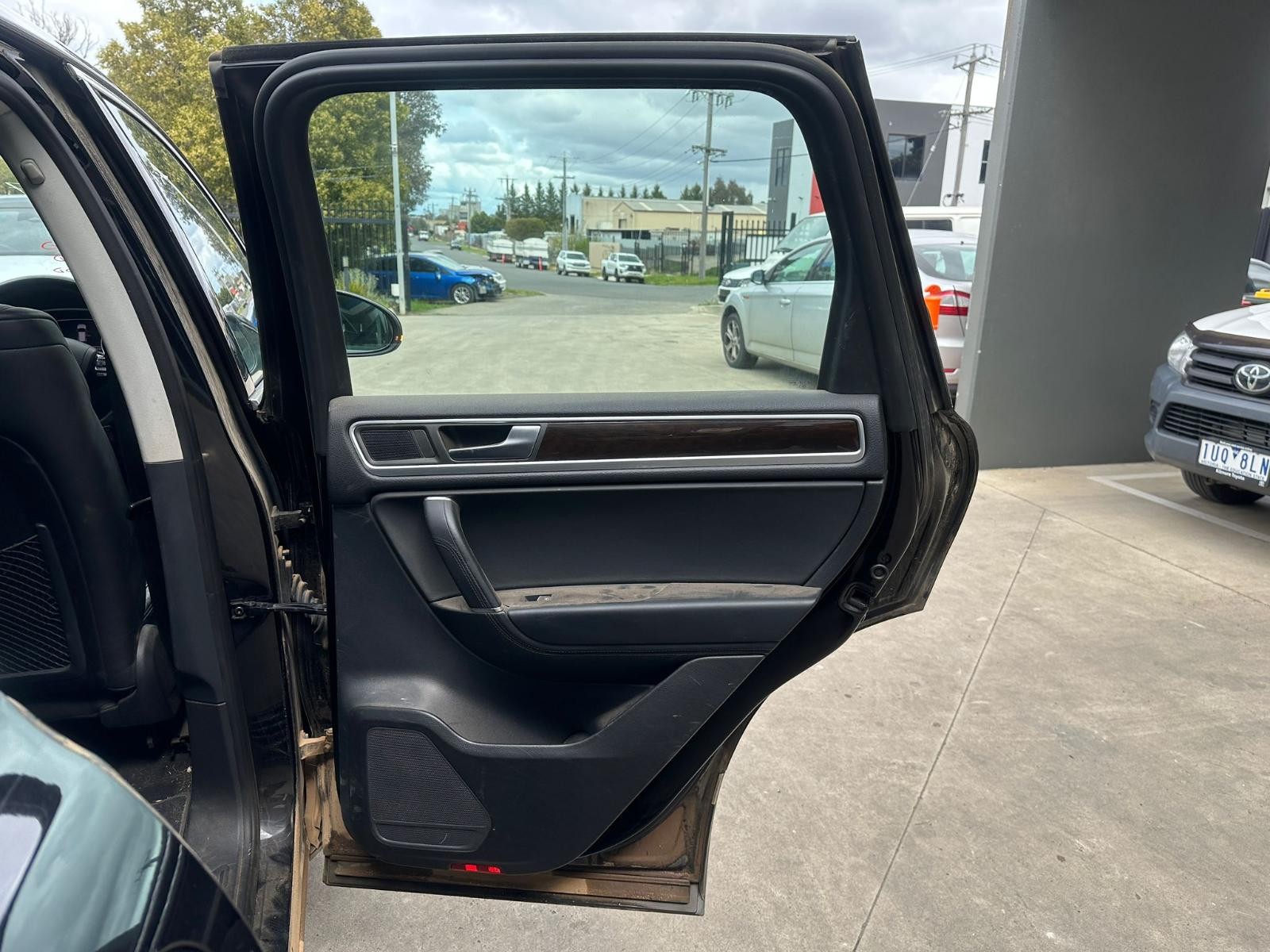 VOLKSWAGEN TOUAREG 7P 12/2010-04/2018 RIGHT REAR DOOR TRIM LEATHER GREY