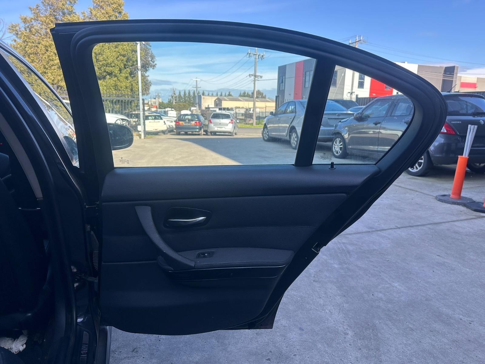 BMW 3 SERIES E90/E91 03/2005-04/2012 RIGHT REAR DOOR TRIM LEATHER BLACK SEDAN