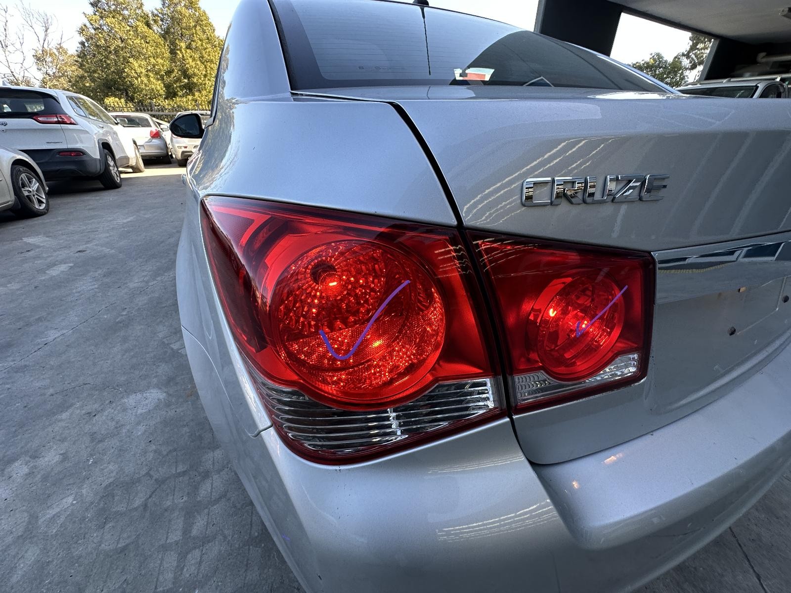HOLDEN CRUZE JG-JH 03/2009-01/2017 LEFT SIDE REAR GARNISH BOOTLID LAMP SEDAN