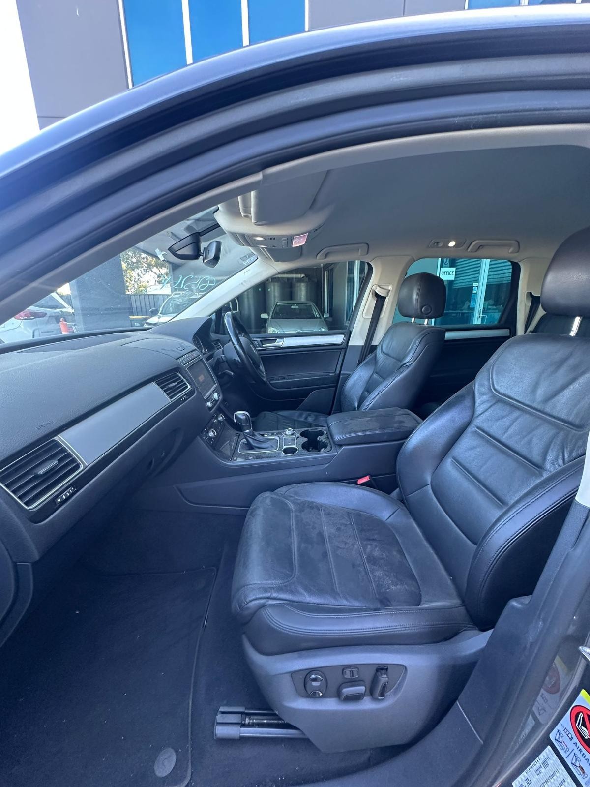 VOLKSWAGEN TOUAREG 7P 12/2010-04/2018 LEFT FRONT DOOR SHELL - Image 9