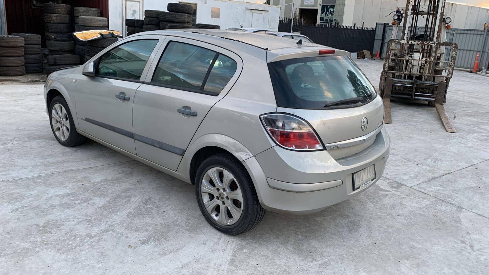 HOLDEN ASTRA 10/2004-08/2009 HATCHBACK COURTESY LIGHT FRONT, AH - Image 3