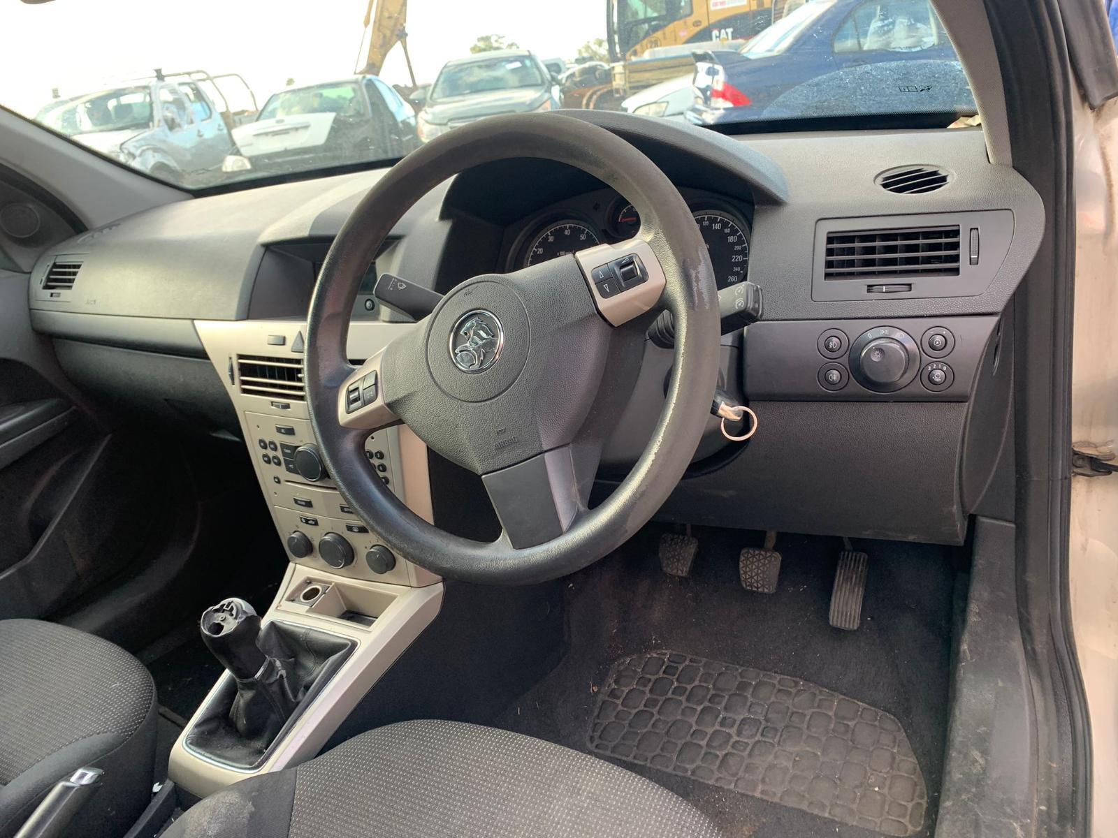 HOLDEN ASTRA 10/2004-08/2009 HATCHBACK COURTESY LIGHT FRONT, AH - Image 9