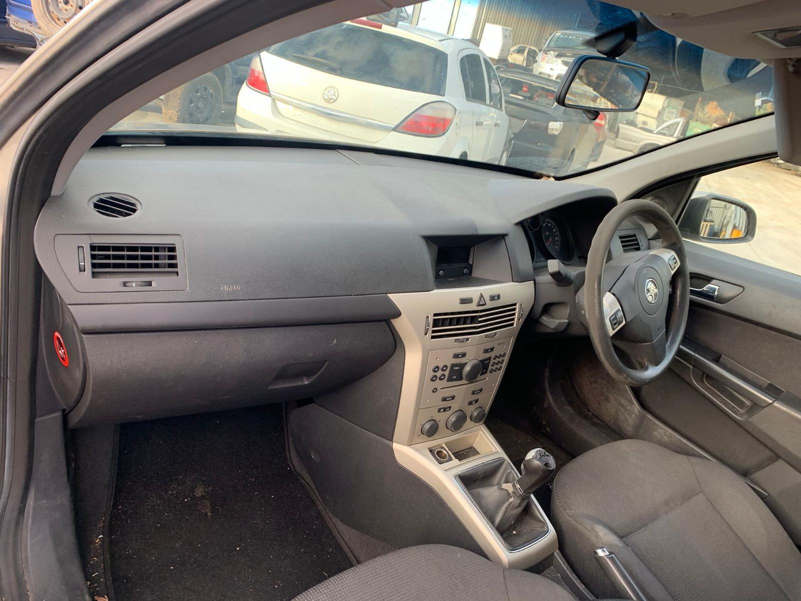 HOLDEN ASTRA 10/2004-08/2009 HATCHBACK COURTESY LIGHT FRONT, AH - Image 10