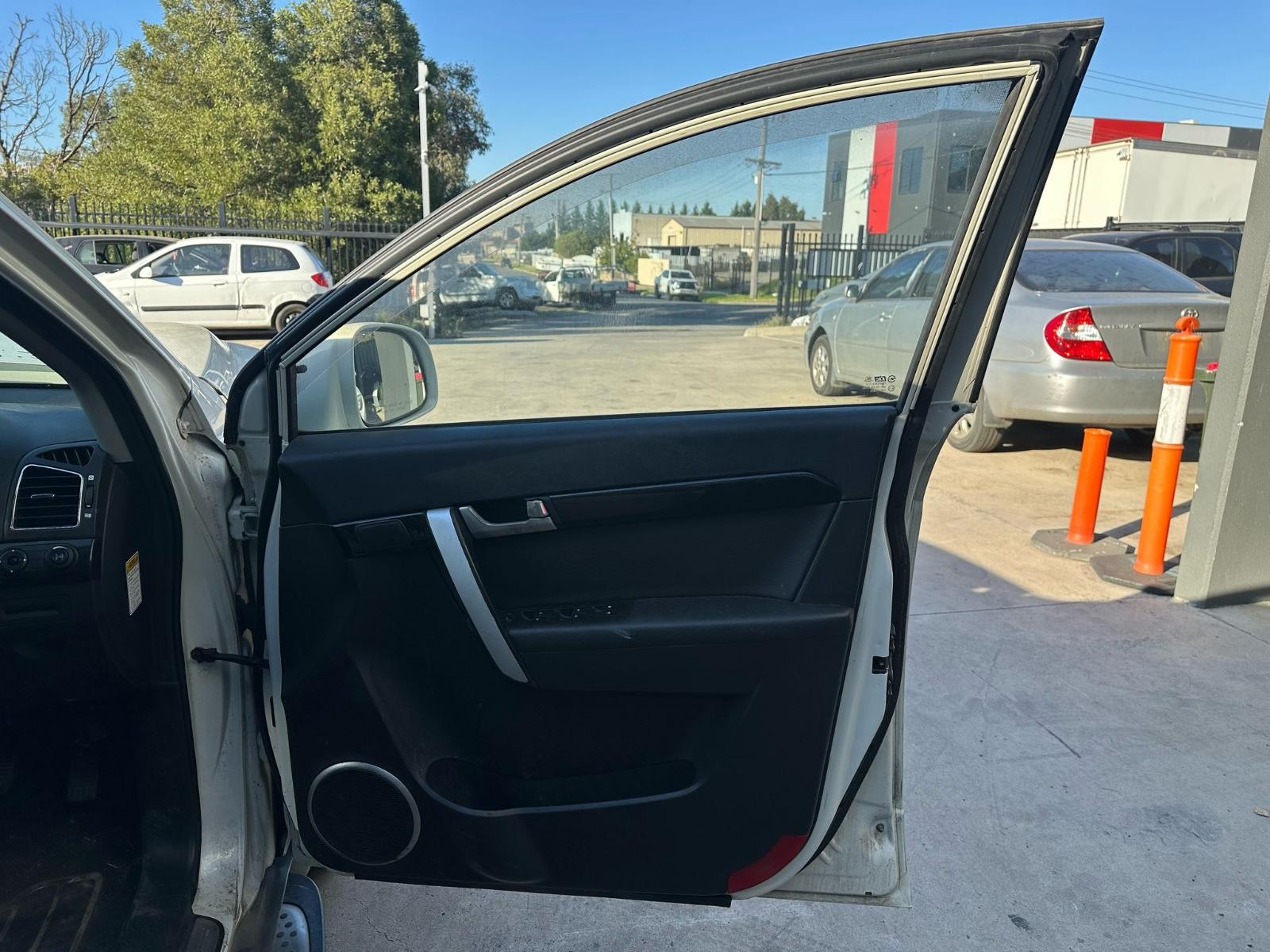 HOLDEN CAPTIVA 7 CG 01/2011-12/2013 RIGHT FRONT DOOR TRIM VIN KL3C