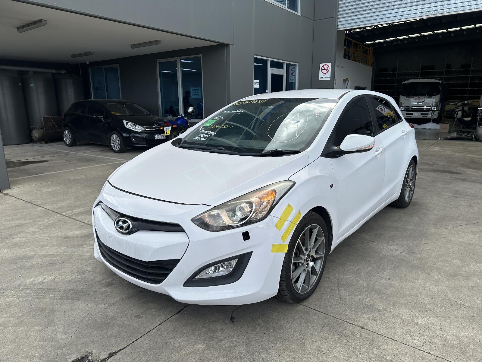 HYUNDAI I30 GD 03/2012-02/2017 WASHER BOTTLE W/ HEADLAMP WASHER TYPE 5DR HATCH