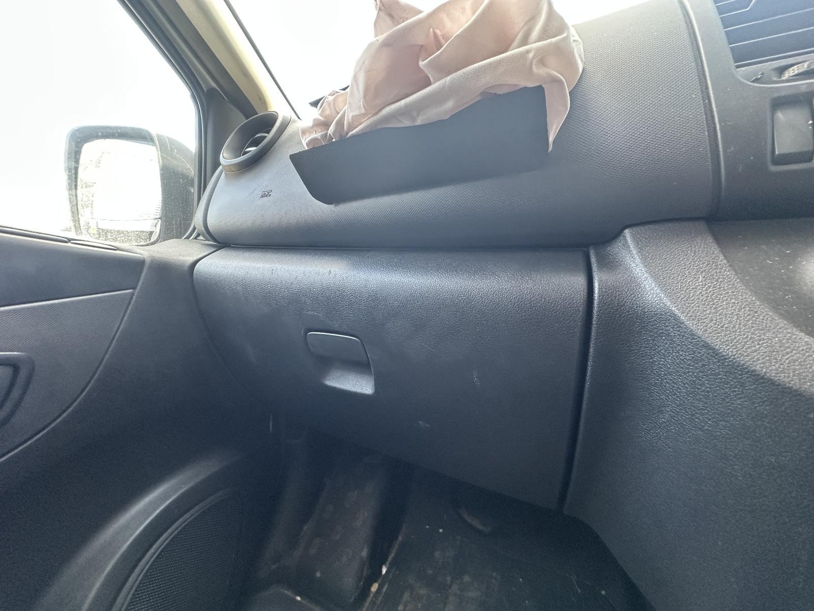 MITSUBISHI EXPRESS SN 03/2020-12/2022 GLOVE BOX