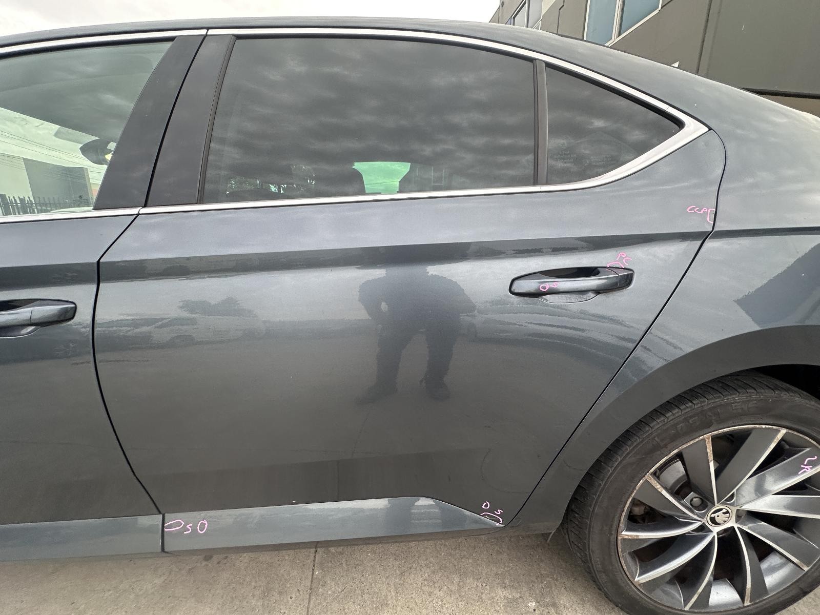 SKODA SUPERB NP 03/2016-06/2024 LEFT REAR DOOR WINDOW