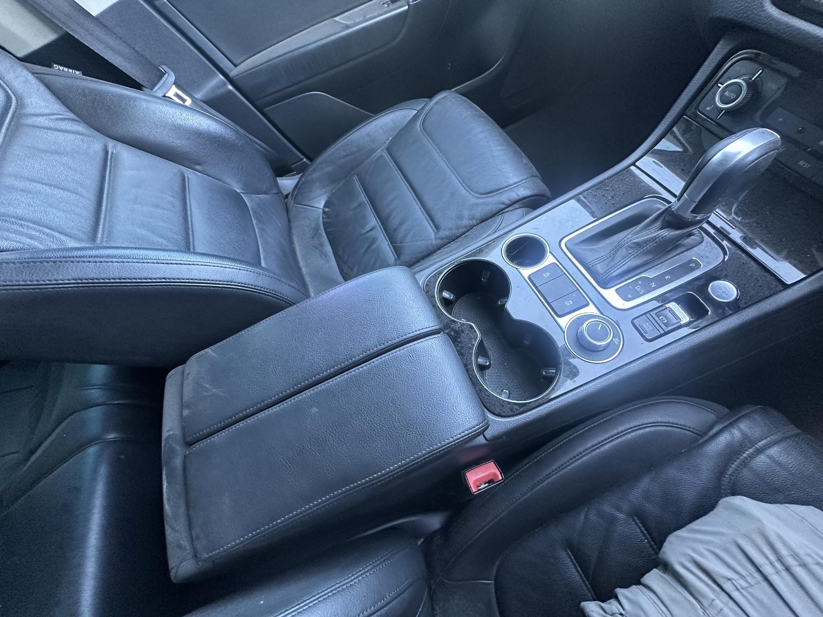 VOLKSWAGEN TOUAREG 7P 12/2010-04/2018 CONSOLE LID