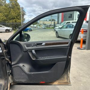 VOLKSWAGEN TOUAREG 7P 12/2010-04/2018 RIGHT FRONT DOOR TRIM LEATHER GREY