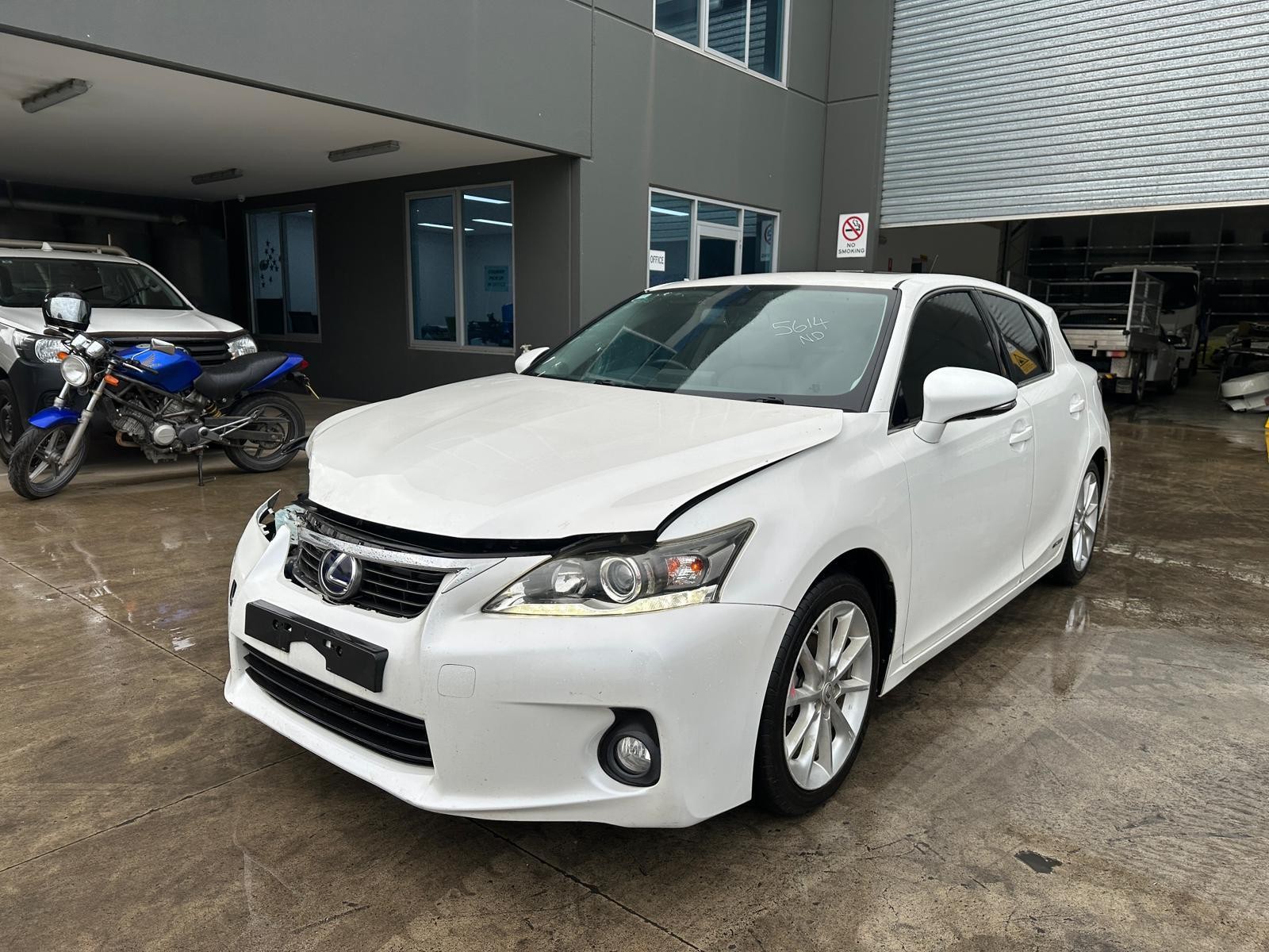 LEXUS CT200 ZWA10 03/2011-10/2022 LEFT FRONT DOOR WINDOW - Image 3