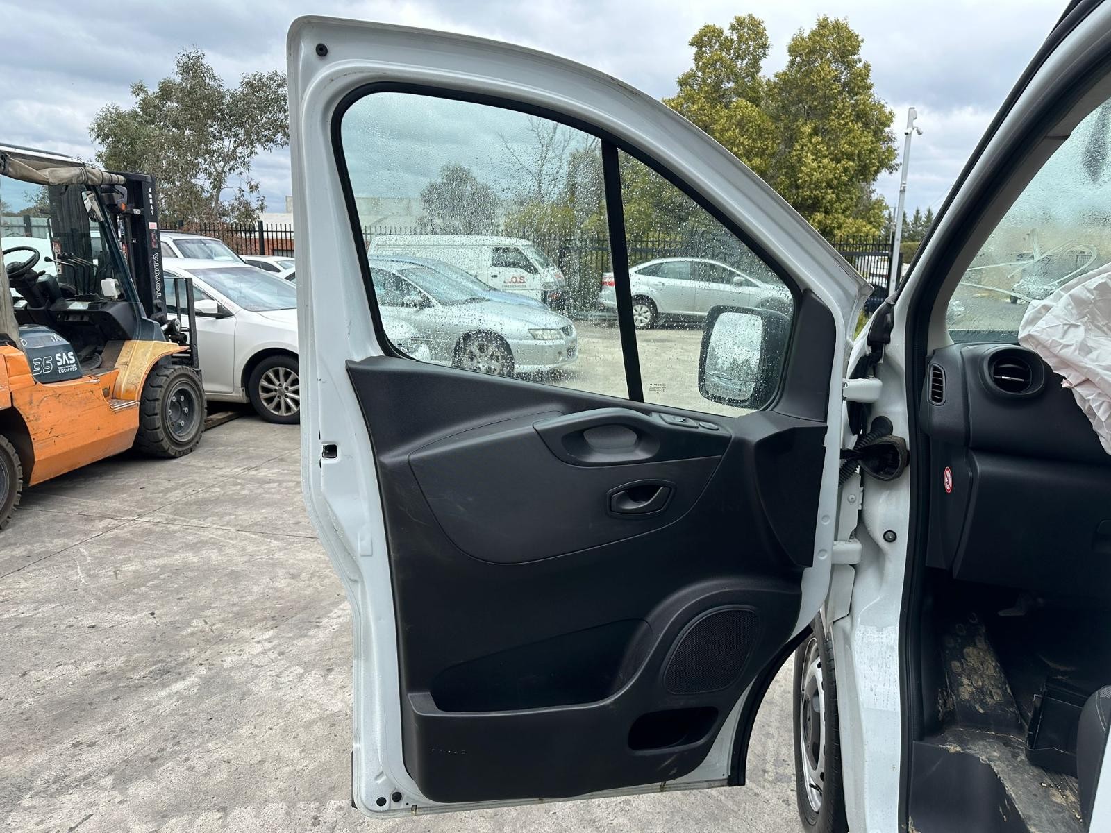 MITSUBISHI EXPRESS SN 03/2020-12/2022 LEFT FRONT DOOR TRIM