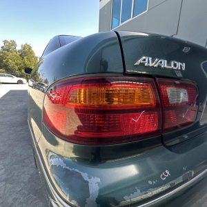 TOYOTA AVALON MCX10R 07/2000-09/2003 LEFT SIDE REAR GARNISH BOOTLID LAMP