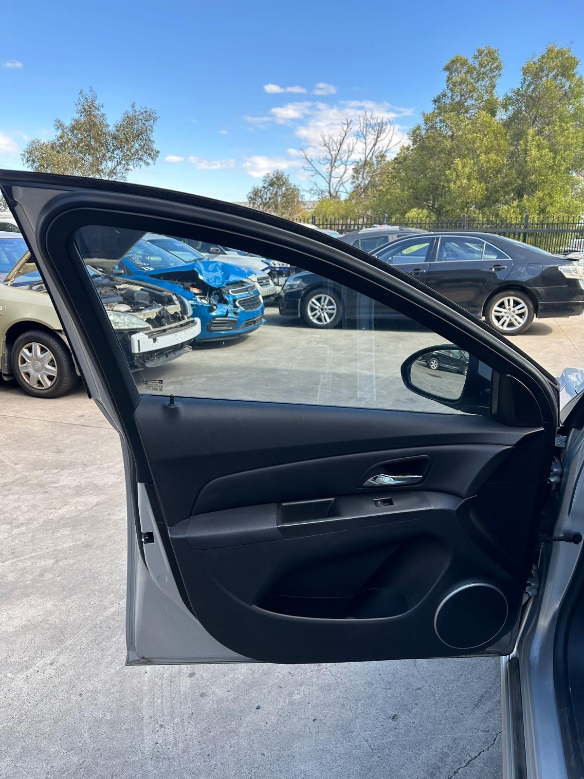 HOLDEN CRUZE JH 03/2011-01/2017 LEFT FRONT DOOR TRIM LEATHER SRi/SRi-V SEDAN