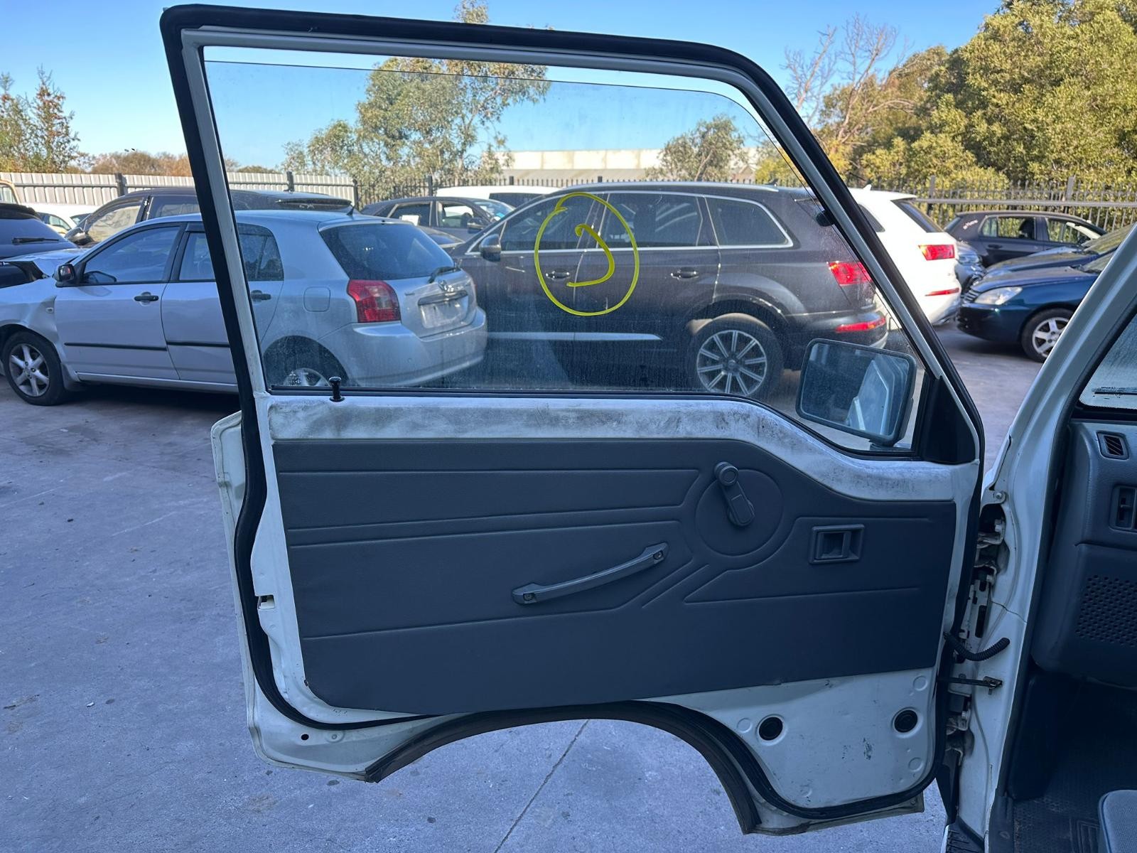 MITSUBISHI L300 SK-SJ 09/1994-12/2013 LEFT FRONT DOOR TRIM MANUAL