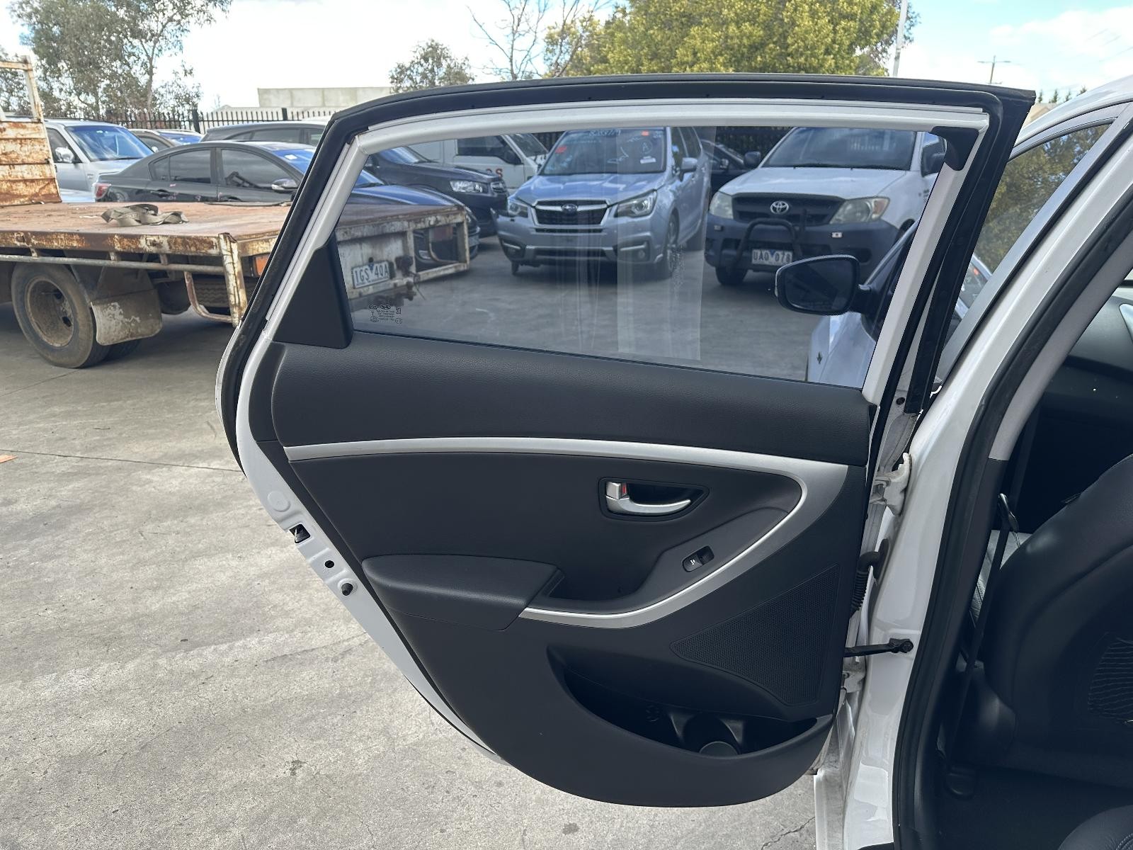 HYUNDAI I30 GD 03/2012-03/2015 LEFT REAR DOOR TRIM LEATHER 5DR HATCH