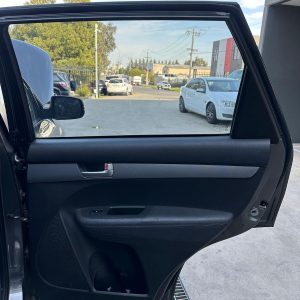 KIA SORENTO XM 10/12-12/14 RIGHT REAR DOOR TRIM LEATHER SLi W/ FUEL DOOR BUTTON