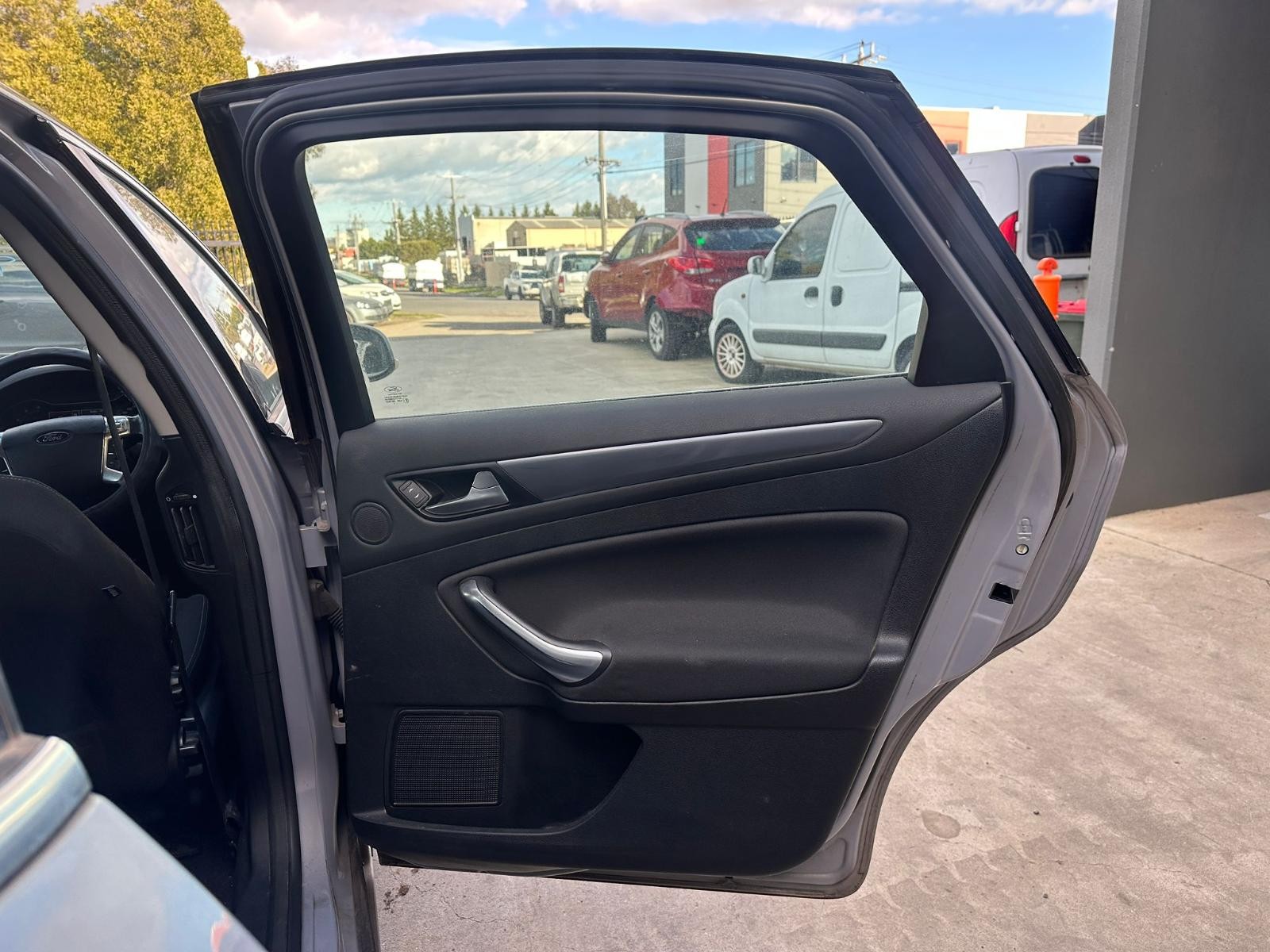 FORD MONDEO MB-MC 04/2010-12/2014 RIGHT REAR DOOR TRIM CLOTH