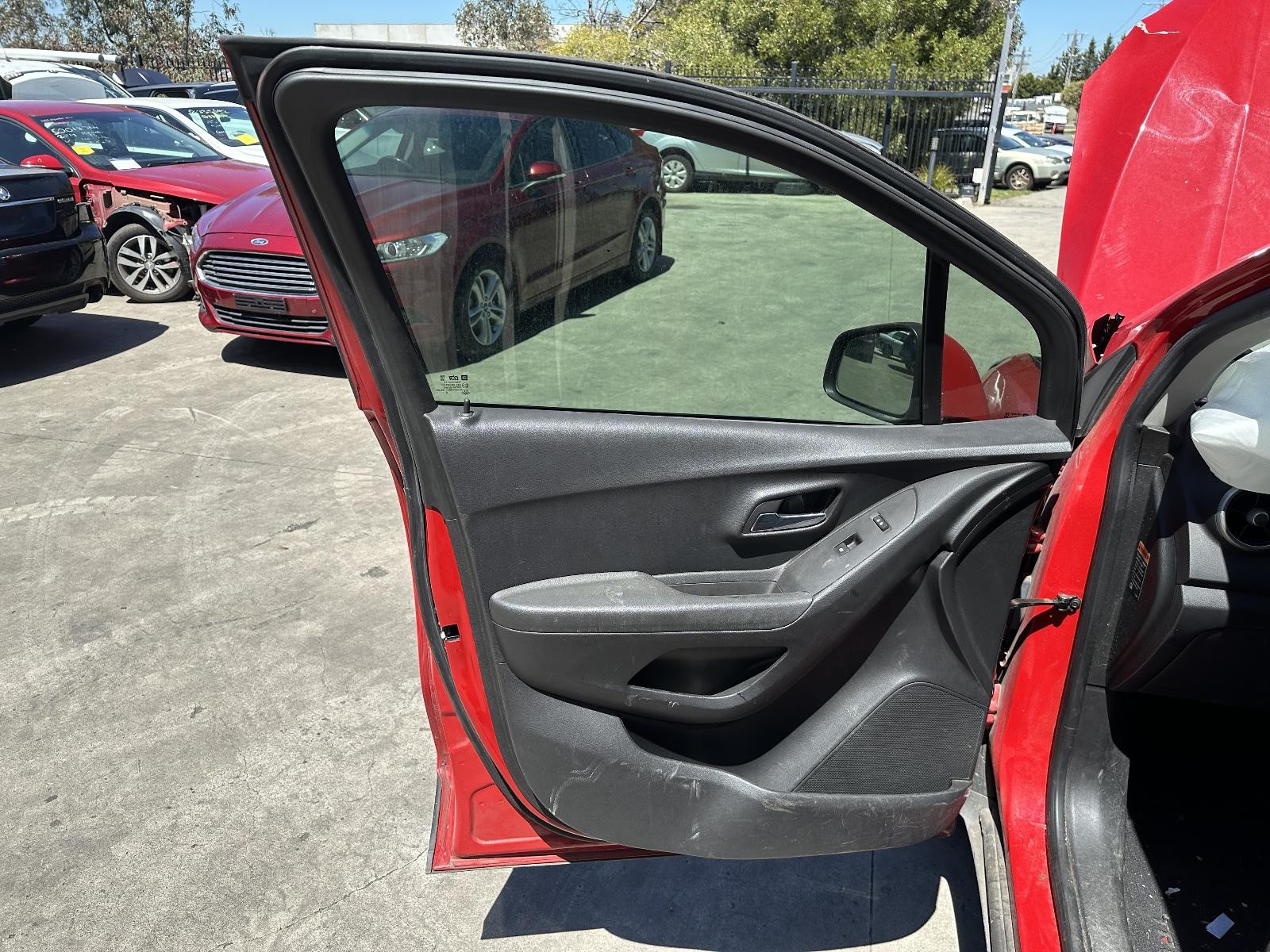 HOLDEN TRAX TJ SERIE 08/2013-12/2020 LEFT FRONT DOOR TRIM CLOTH