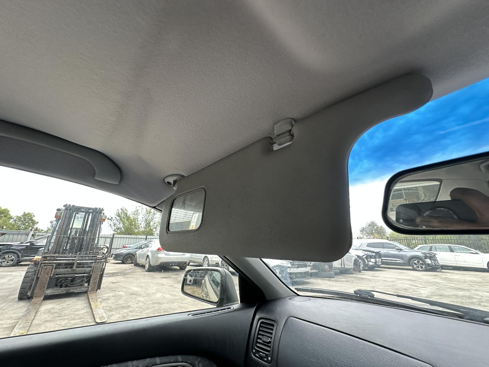 MITSUBISHI MAGNA TL-TW 06/2003-08/2005 LEFT SIDE SUN VISOR