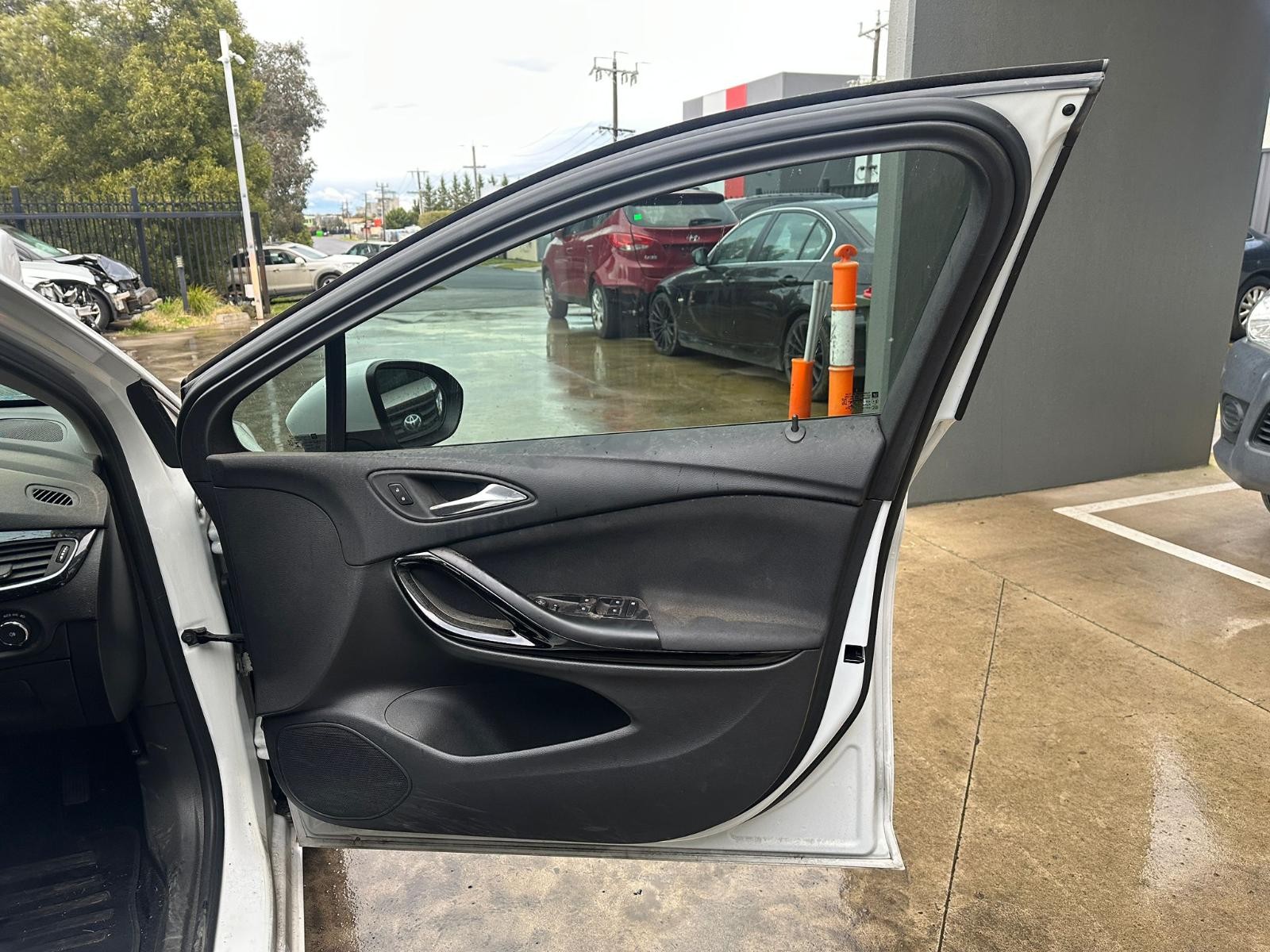 HOLDEN ASTRA BK 09/2016-2020 RIGHT FRONT INNER DOOR HANDLE 5DR HATCH