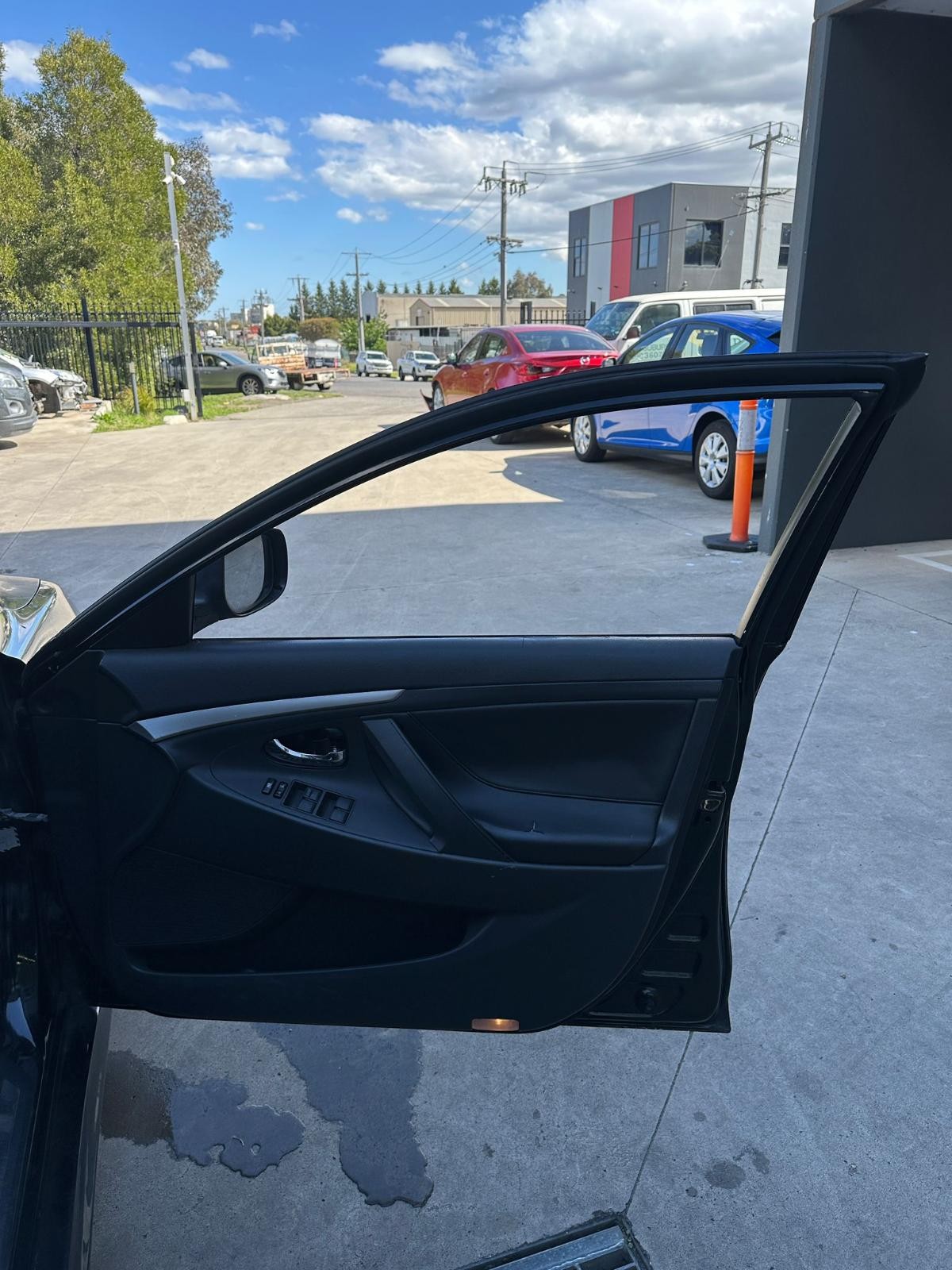 TOYOTA AURION GSV40R 10/2006-03/2012 RIGHT FRONT DOOR TRIM LEATHER