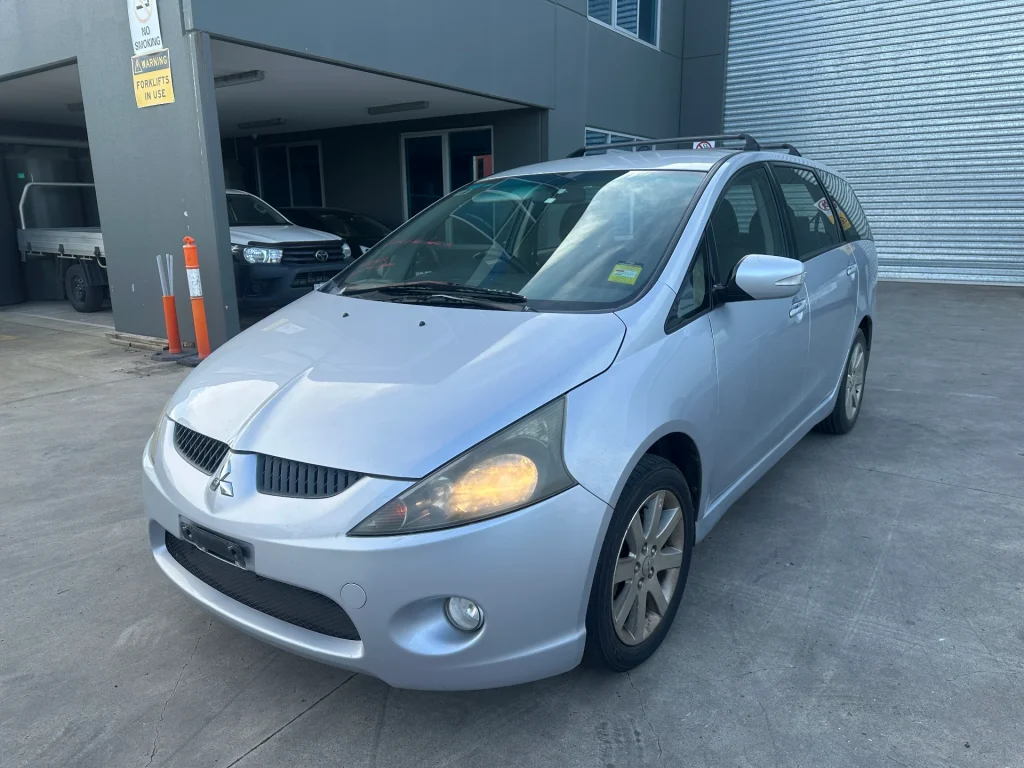 Mitsubishi Grandis 2005 Silver Auto Petrol