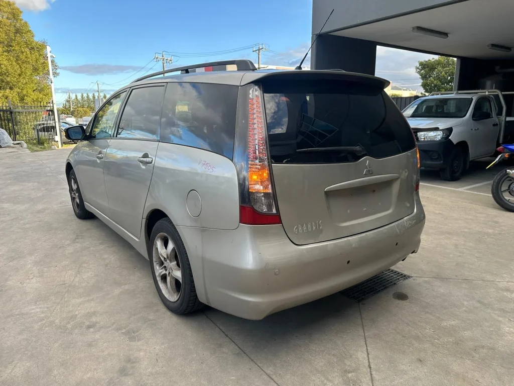 Mitsubishi Grandis 2005 Silver Auto Petrol
