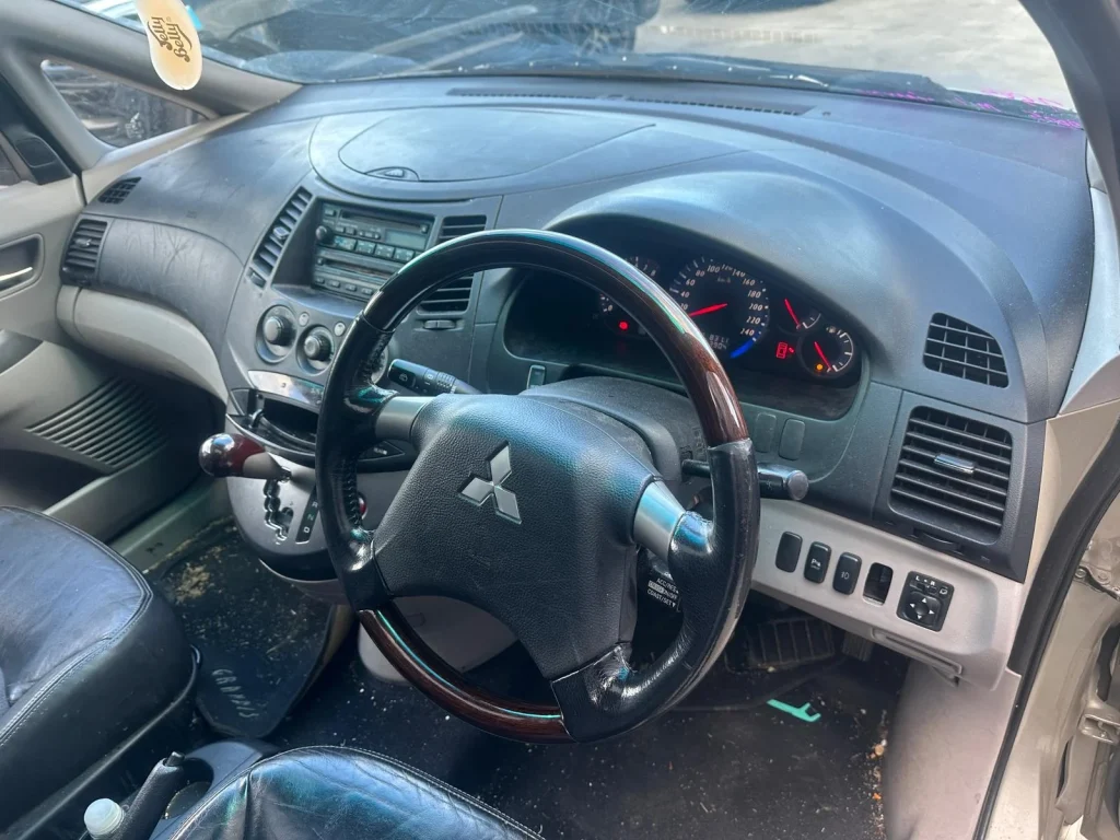 Mitsubishi Grandis 2005 Silver Auto Petrol