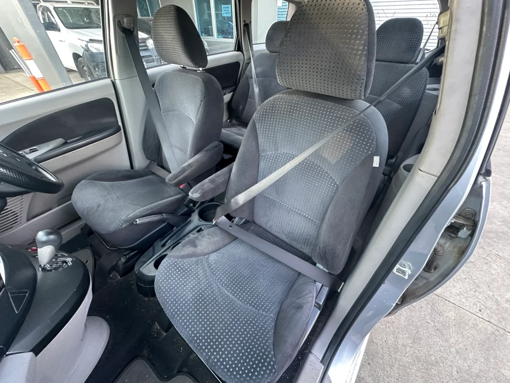 Mitsubishi Grandis 2005 Silver Auto Petrol